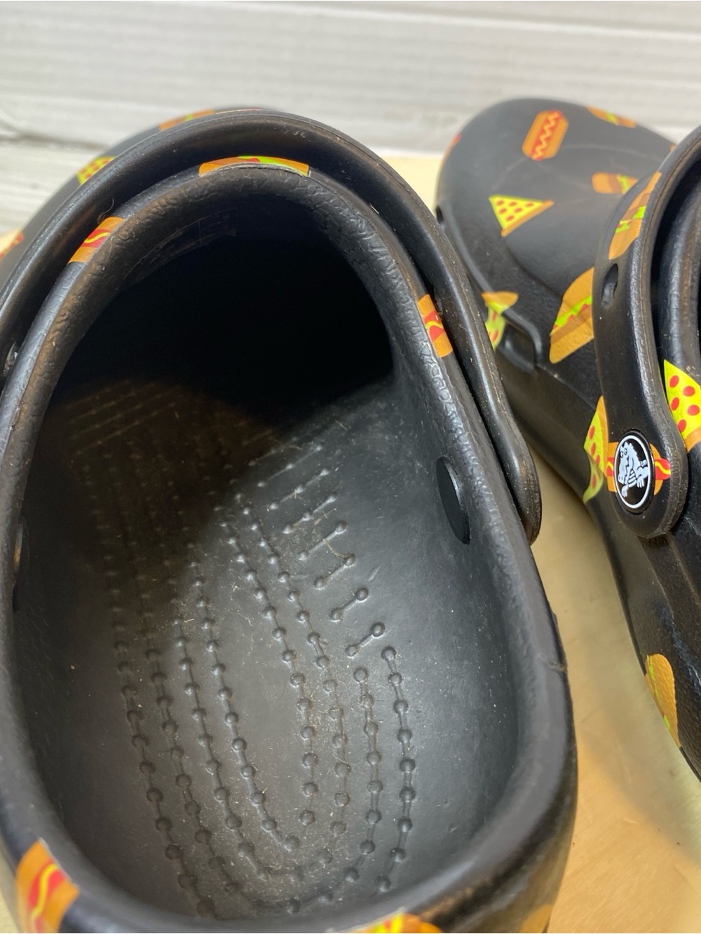 Crocs Bistro Women’s Food Print Clogs Black Pizza Burger Hot Dog Size W6 - Picture 6 of 10
